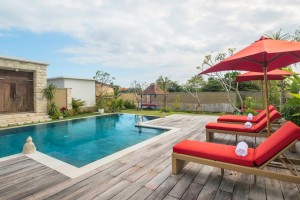 Villa Manggala - Pool and Sunloungers