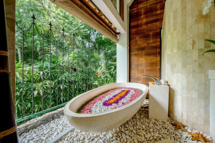 Villa Umah Shanti - Bathtub with Jungle View