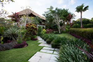 Villa Uma Nina - Pathwalk to Guest Building